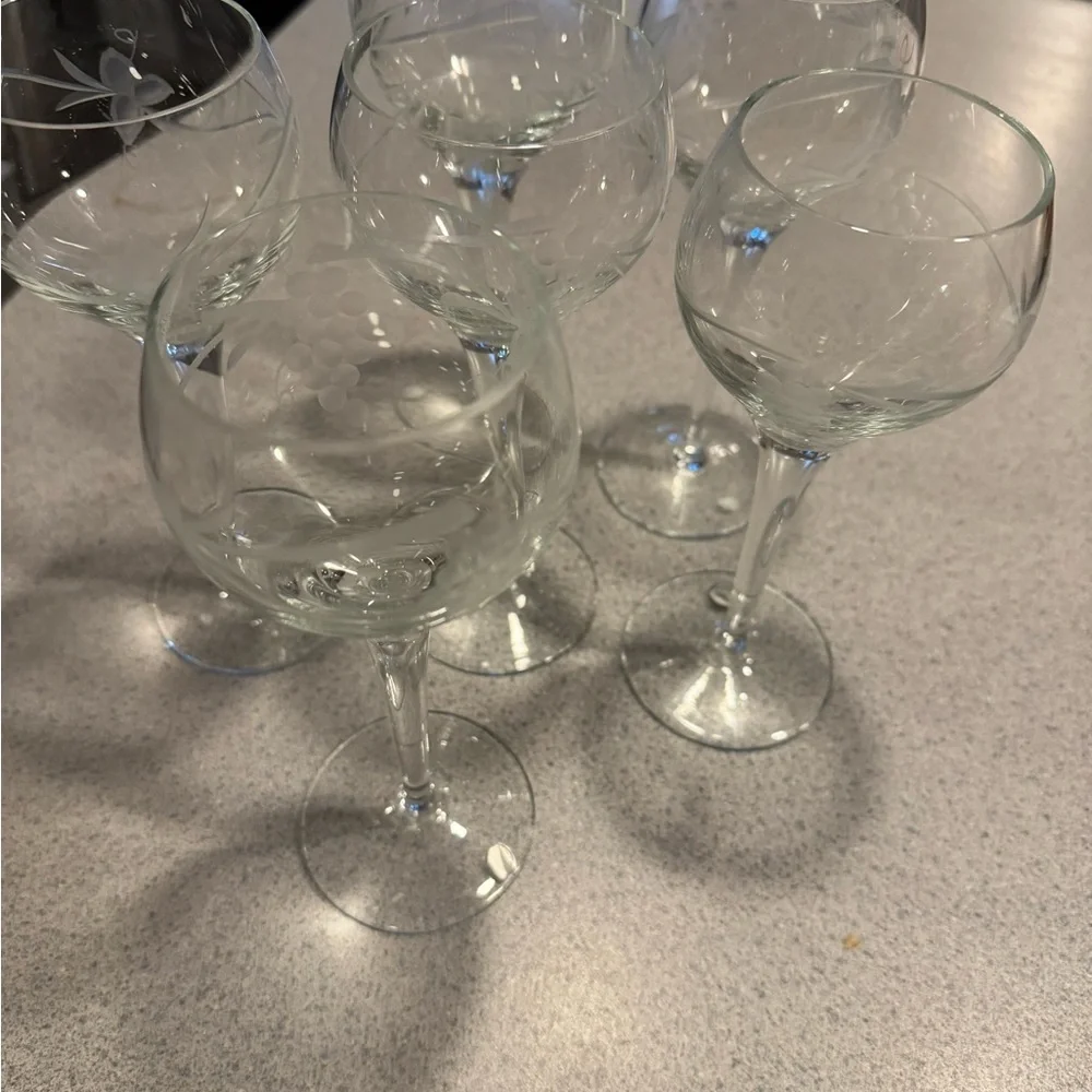 Vintage Elegant Clear Wine Glass Set with Etched Grapes‎